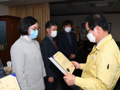코로나19 성금 및 물품 기탁자 감사장 수여식 참석